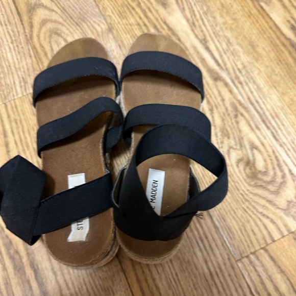 BLACK STEVE MADDEN PLATFORM SANDALS (SIZE 10 WOMENS) - Picture 5 of 5